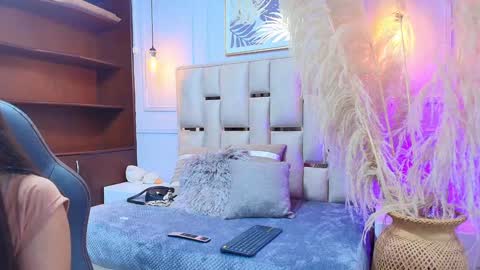 Snapshot of emelie_ch_ chatting on January 23, 12:04 am Emily online show from January 23, 12:04 am