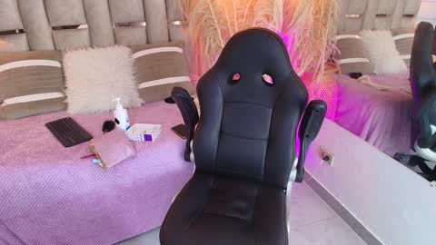 Snapshot of emelie_ch_ chatting on January 11, 7:28 am Emily online show from January 11, 7:28 am