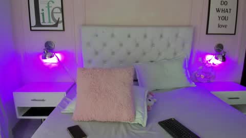 Snapshot of emelie_ch_ chatting on December 7, 5:21 am Emily online show from December 7, 5:21 am