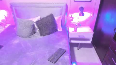 Snapshot of emelie_ch_ chatting on January 12, 2:03 am Emily online show from January 12, 2:03 am