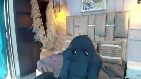 Snapshot of emelie_ch_ chatting on January 19, 2:49 pm Emily online show from January 19, 2:49 pm