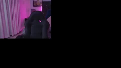 Snapshot of emelie_ch_ chatting on December 7, 11:51 pm Emily online show from December 7, 11:51 pm