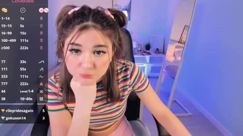 Snapshot of emi_joy chatting on March 4, 11:11 pm Emily follow me online show from March 4, 11:11 pm