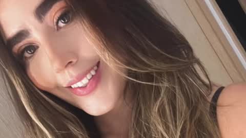 Snapshot of emi_royse chatting on February 27, 9:04 pm emi_royse online show from February 27, 9:04 pm