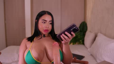 Snapshot of emiily_bell chatting on September 22, 11:20 pm online show from September 22, 11:20 pm