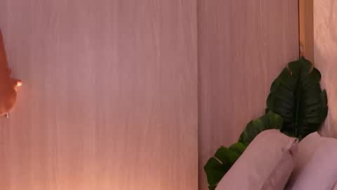 Snapshot of emiily_bell chatting on September 25, 7:43 pm online show from September 25, 7:43 pm