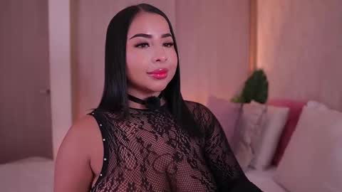 Snapshot of emiily_bell chatting on October 10, 10:25 pm online show from October 10, 10:25 pm