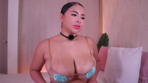 Snapshot of emiily_bell chatting on October 16, 7:35 pm online show from October 16, 7:35 pm