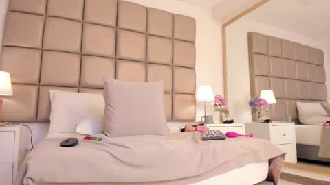 EMILY ROBERTS online show from March 8, 6:21 am