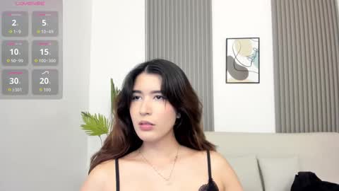 Snapshot of emiilycutex_ chatting on October 6, 12:23 pm online show from October 6, 12:23 pm