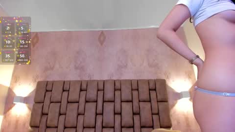Snapshot of emiilycutex_ chatting on February 25, 6:23 pm online show from February 25, 6:23 pm