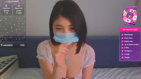 Snapshot of emili_blanc chatting on March 2, 5:44 am Emili online show from March 2, 5:44 am
