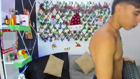 Snapshot of emilicollinss chatting on December 12, 5:31 am EMILI AND GIN online show from December 12, 5:31 am