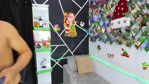 Snapshot of emilicollinss chatting on December 20, 7:33 am EMILI AND GIN online show from December 20, 7:33 am