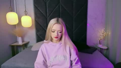 Snapshot of emily_air chatting on September 28, 3:32 pm Emily online show from September 28, 3:32 pm