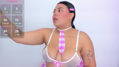 Snapshot of emily_cooper20_ chatting on January 20, 1:39 am Emily online show from January 20, 1:39 am