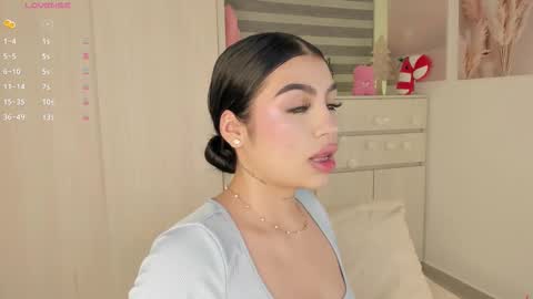 EmilyKenner  Independent model  online show from January 7, 11:04 am