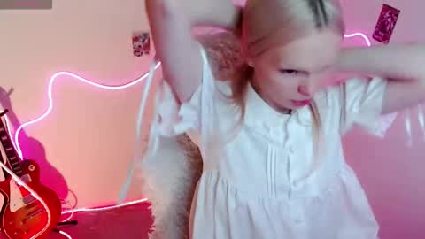 Snapshot of emily_nyaffe chatting on September 10, 5:36 pm Lia online show from September 10, 5:36 pm