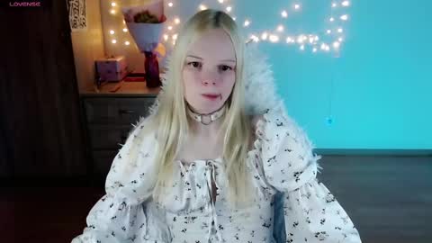 Snapshot of emily_nyaffe chatting on March 10, 9:01 am Lia online show from March 10, 9:01 am