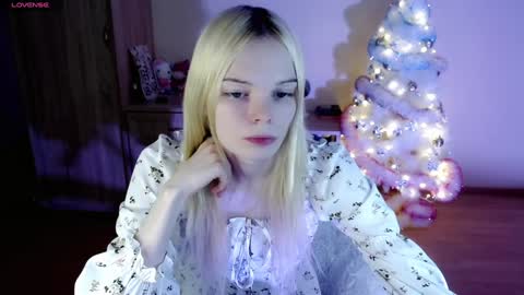Snapshot of emily_nyaffe chatting on January 4, 9:09 pm Lia online show from January 4, 9:09 pm