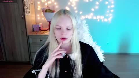 Snapshot of emily_nyaffe chatting on March 3, 3:32 pm Lia online show from March 3, 3:32 pm