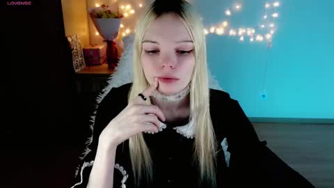 Snapshot of emily_nyaffe chatting on February 24, 10:47 pm Lia online show from February 24, 10:47 pm
