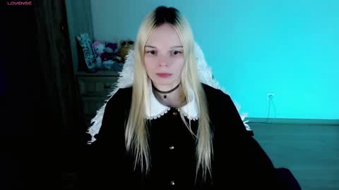 Snapshot of emily_nyaffe chatting on February 10, 11:23 pm Lia online show from February 10, 11:23 pm