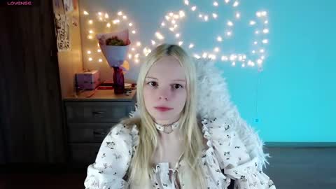 Snapshot of emily_nyaffe chatting on March 10, 12:06 pm Lia online show from March 10, 12:06 pm
