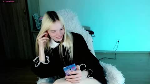 Snapshot of emily_nyaffe chatting on February 9, 11:25 pm Lia online show from February 9, 11:25 pm