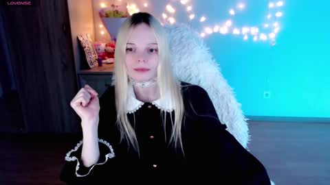 Snapshot of emily_nyaffe chatting on February 21, 11:54 pm Lia online show from February 21, 11:54 pm
