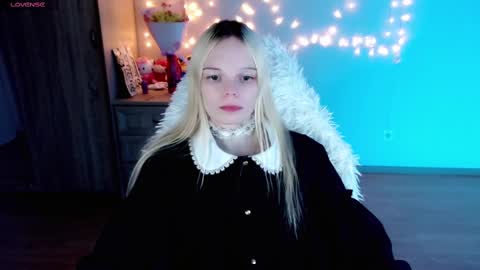 Snapshot of emily_nyaffe chatting on February 22, 3:01 am Lia online show from February 22, 3:01 am