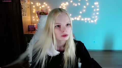 Snapshot of emily_nyaffe chatting on March 3, 6:35 pm Lia online show from March 3, 6:35 pm