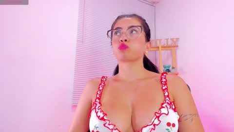 Snapshot of emily_sanderss1 chatting on January 30, 12:18 am Emily online show from January 30, 12:18 am