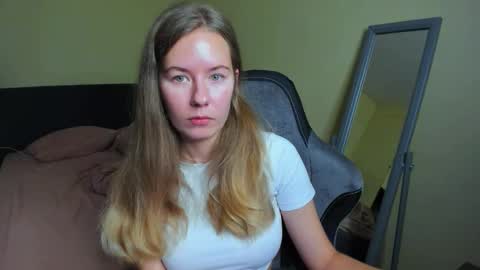 Snapshot of emilyy____ chatting on October 19, 11:04 am Emily online show from October 19, 11:04 am