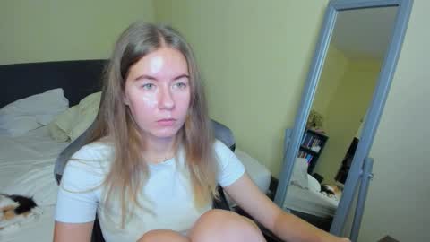 Snapshot of emilyy____ chatting on September 27, 9:51 am Emily online show from September 27, 9:51 am
