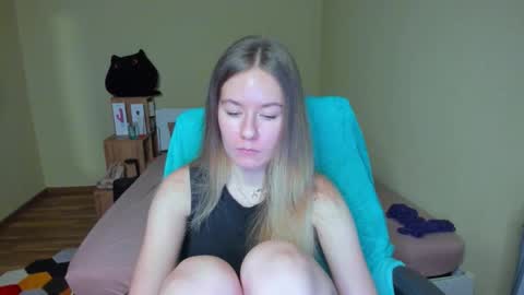 Snapshot of emilyy____ chatting on February 23, 8:28 am Emily online show from February 23, 8:28 am