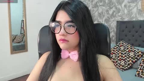 Snapshot of emma_1025 chatting on October 27, 1:00 pm emma  online show from October 27, 1:00 pm