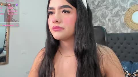 Snapshot of emma_1025 chatting on October 10, 12:33 pm emma  online show from October 10, 12:33 pm