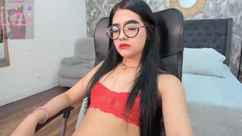 Snapshot of emma_1025 chatting on September 19, 12:31 pm emma  online show from September 19, 12:31 pm