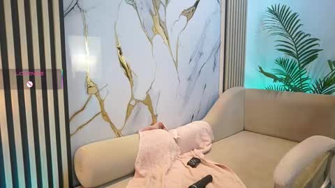 emma__walkerr_ online show from April 30, 8:57 pm
