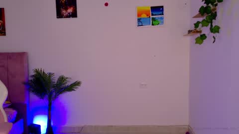 Snapshot of emma_hg1 chatting on December 11, 7:46 pm the girl of your dreams online show from December 11, 7:46 pm