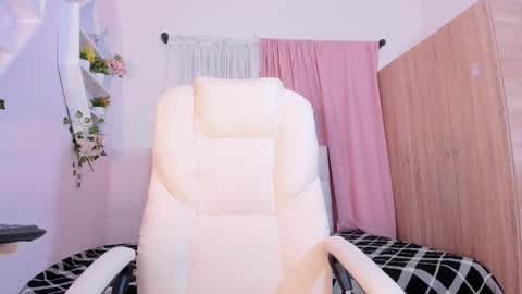 Snapshot of emma_lorense chatting on October 2, 7:56 pm Emma online show from October 2, 7:56 pm