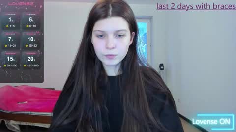 Snapshot of emma_loveyou chatting on October 6, 12:23 pm emma_loveyou online show from October 6, 12:23 pm