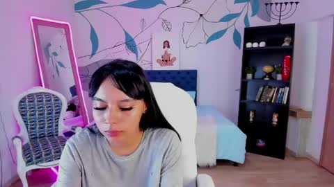 emma_rouxx online show from April 13, 7:07 pm