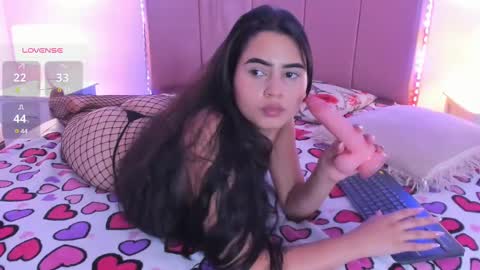 emma_whitee_ online show from March 12, 6:00 pm