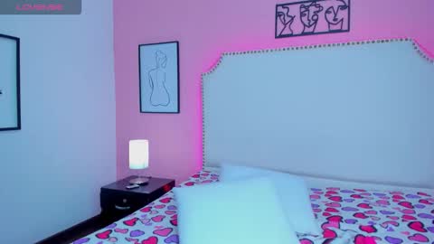 emma_whitee_ online show from October 18, 4:11 pm