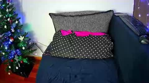 emmakros online show from December 20, 1:43 pm