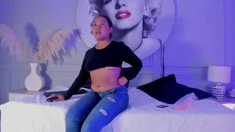 Snapshot of emmasandoval_ chatting on September 30, 9:47 pm Emma online show from September 30, 9:47 pm