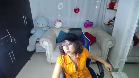Snapshot of emmilychevalier chatting on March 11, 2:21 am Emmily online show from March 11, 2:21 am