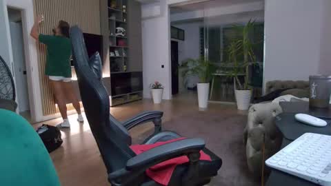 Snapshot of enrikoblue chatting on February 26, 7:53 pm Erik online show from February 26, 7:53 pm